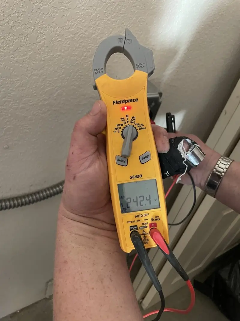 Voltage testing with clamp meter during Generator Installation in Vienna